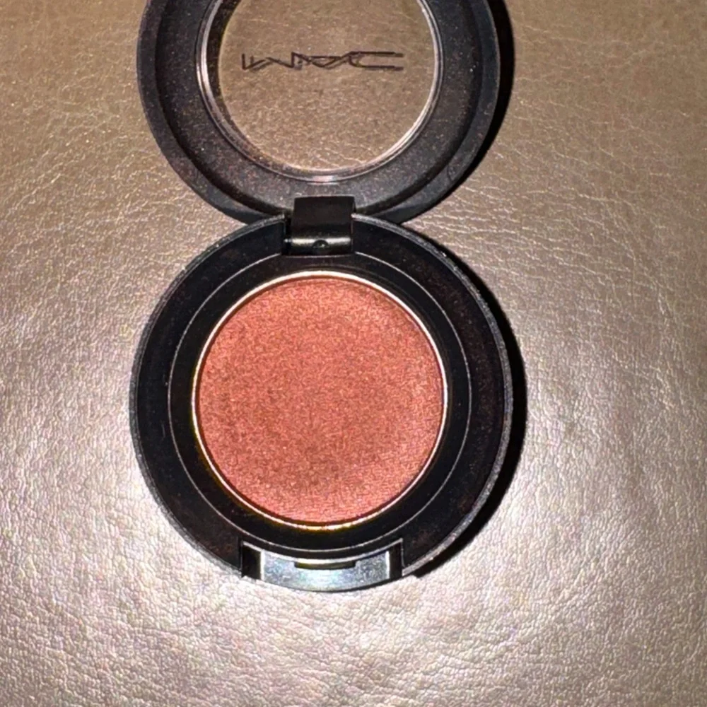 MAC Cosmetics Cut to fit eyeshadow